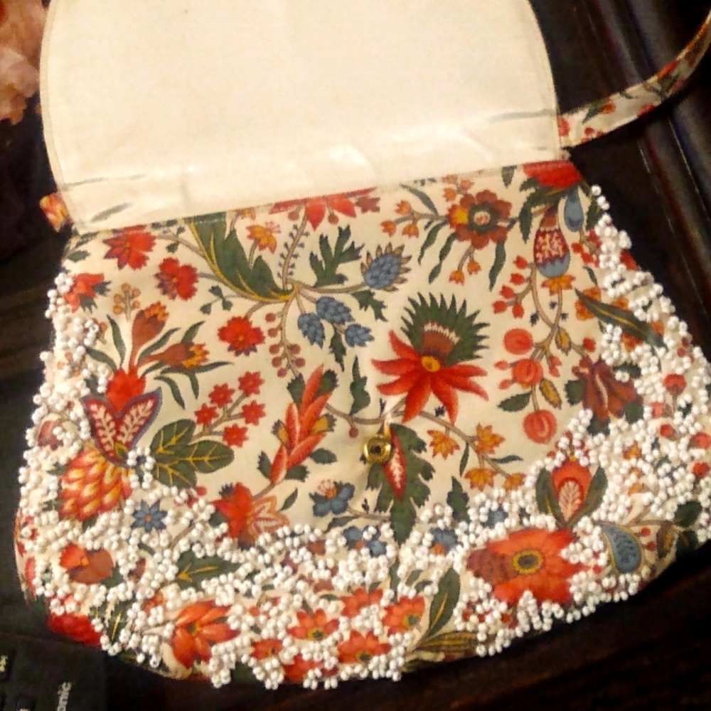 Microbeaded vintage purse in good condition